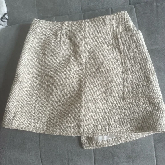 Never worn skirt HM, silk blend size 6 - Picture 2 of 4